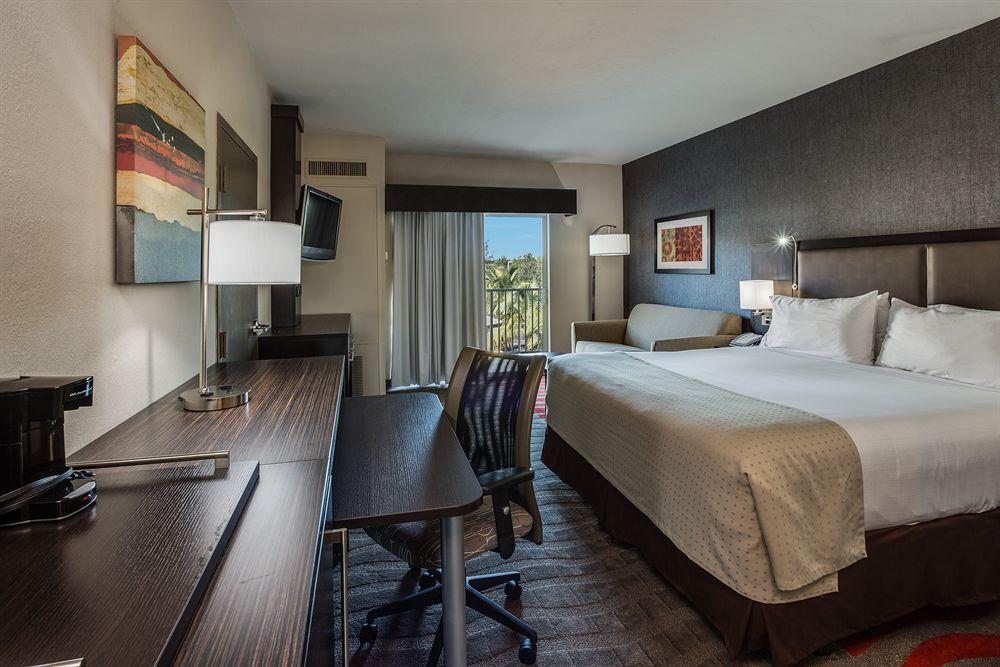 Holiday Inn Express & Suites Naples Downtown - 5Th Avenue By Ihg Eksteriør bilde