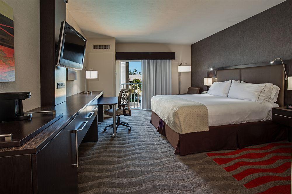 Holiday Inn Express & Suites Naples Downtown - 5Th Avenue By Ihg Eksteriør bilde