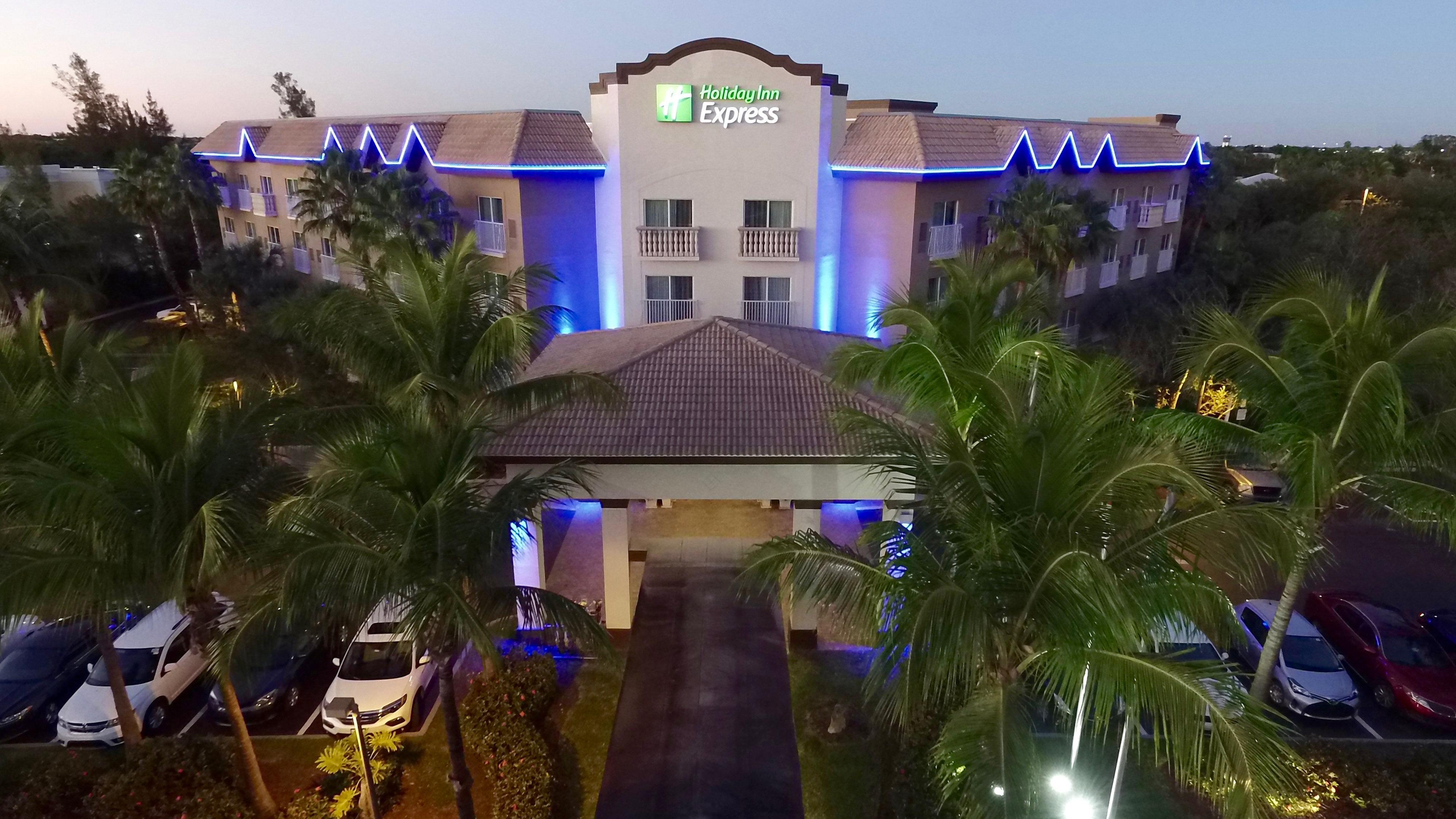 Holiday Inn Express & Suites Naples Downtown - 5Th Avenue By Ihg Eksteriør bilde