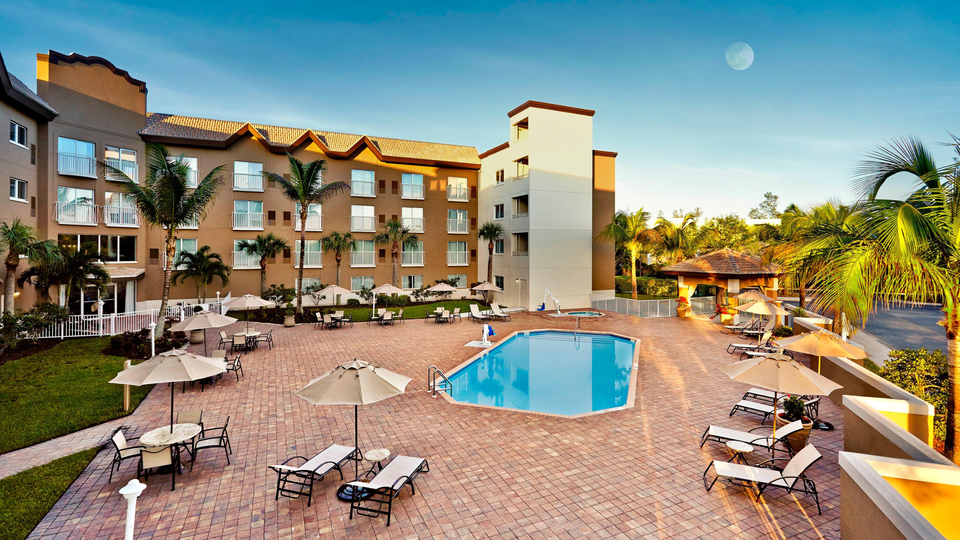 Holiday Inn Express & Suites Naples Downtown - 5Th Avenue By Ihg Eksteriør bilde